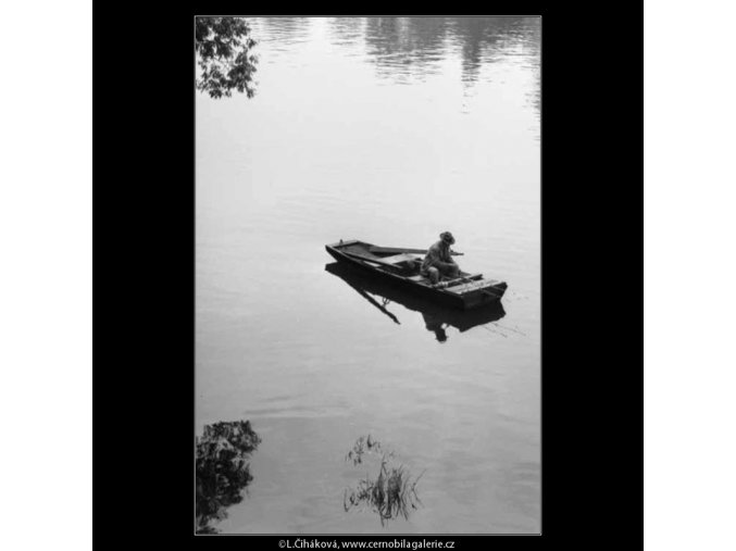 Rybář s dýmkou (2280), žánry - Praha 1963 červen, černobílý obraz, stará fotografie, prodej
