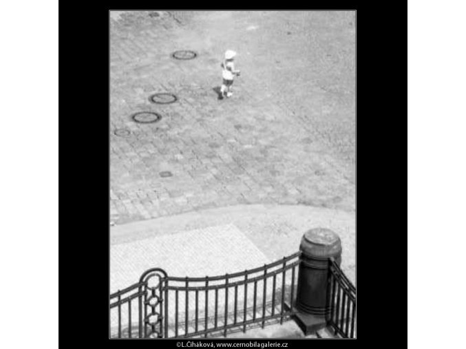 Dítě pod Karlovým mostem (2288), žánry - Praha 1963 červen, černobílý obraz, stará fotografie, prodej