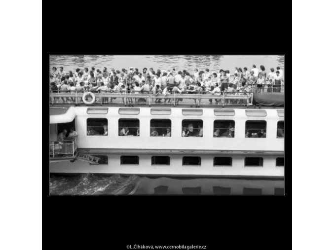 Plná loď výletníků (2291), žánry - Praha 1963 červenec, černobílý obraz, stará fotografie, prodej
