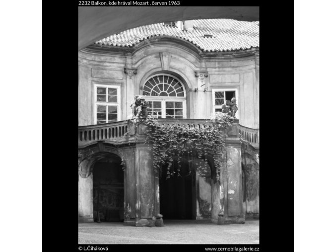 Balkon, kde hrával Mozart (2232), Praha 1963 červen, černobílý obraz, stará fotografie, prodej