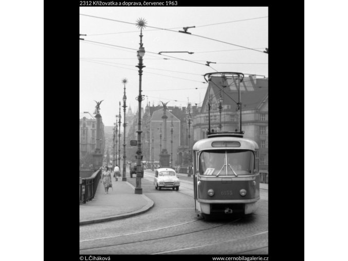 Křižovatka a doprava (2312), Praha 1963 červenec, černobílý obraz, stará fotografie, prodej