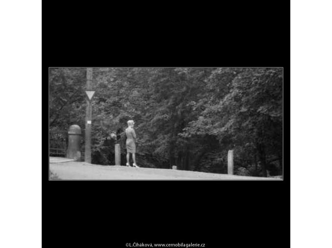 Dívka před Folimankou (2392-5), žánry - Praha 1963 září, černobílý obraz, stará fotografie, prodej