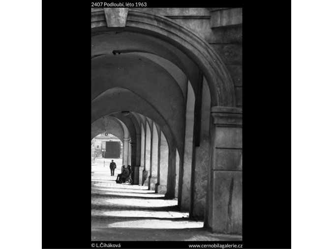 Podloubí (2407), Praha 1963 léto, černobílý obraz, stará fotografie, prodej