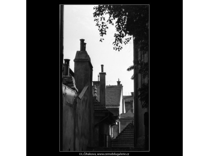 Malostranské stříšky a komíny (2428-2), Praha 1963 září, černobílý obraz, stará fotografie, prodej