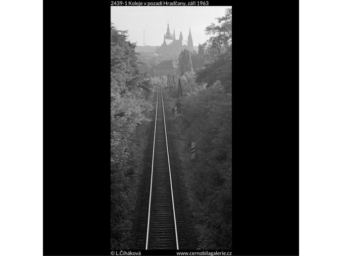 Koleje v pozadí Hradčany (2439-1), Praha 1963 září, černobílý obraz, stará fotografie, prodej