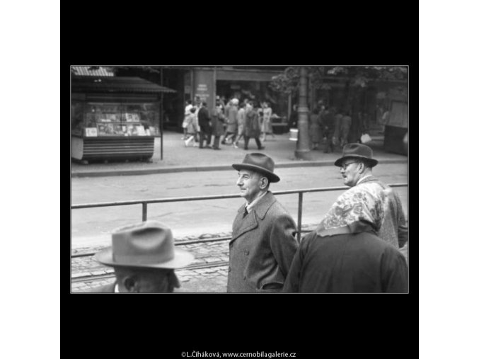 Lidé na tram stanici (2440-4), žánry - Praha 1963 září, černobílý obraz, stará fotografie, prodej