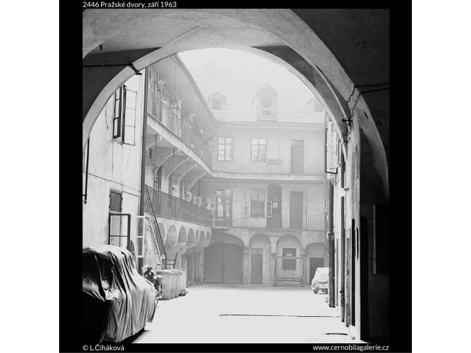 Pražské dvory (2446), Praha 1963 září, černobílý obraz, stará fotografie, prodej
