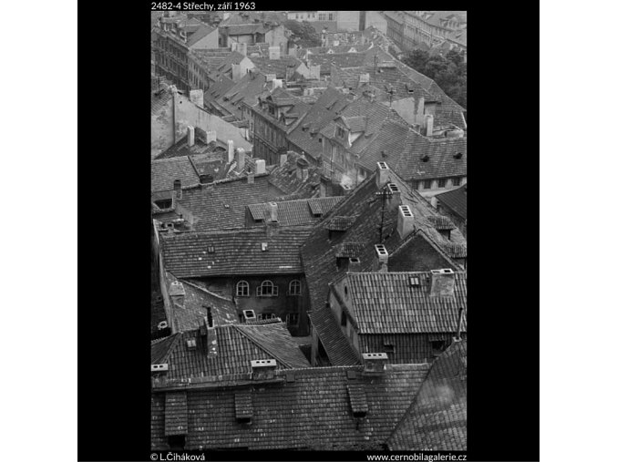 Střechy (2482-4), Praha 1963 září, černobílý obraz, stará fotografie, prodej
