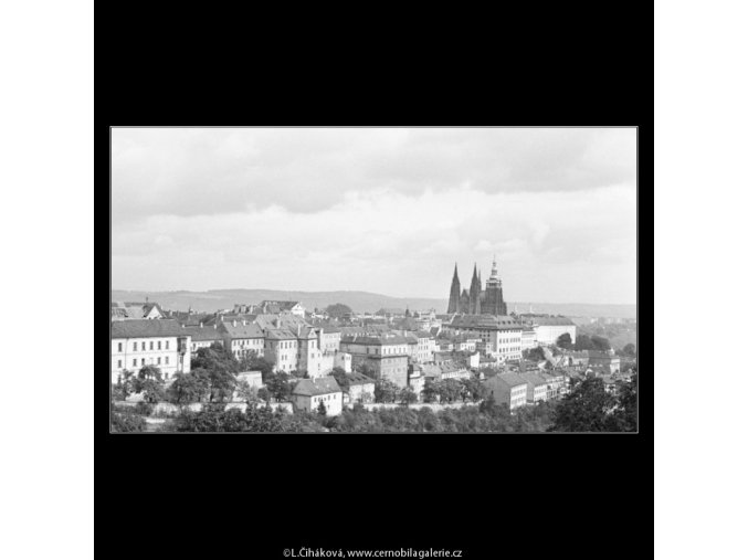 Střechy Úvozu a Pražský hrad (2483-3), Praha 1963 září, černobílý obraz, stará fotografie, prodej