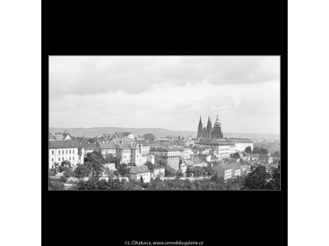 Střechy Úvozu a Pražský hrad (2483-3), Praha 1963 září, černobílý obraz, stará fotografie, prodej