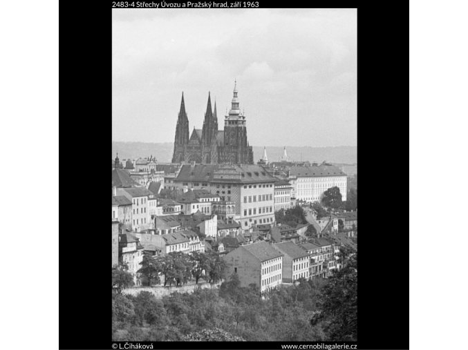 Střechy Úvozu a Pražský hrad (2483-4), Praha 1963 září, černobílý obraz, stará fotografie, prodej