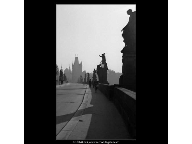 Pohled vozovkou Karlova mostu (2519-3), Praha 1963 říjen, černobílý obraz, stará fotografie, prodej