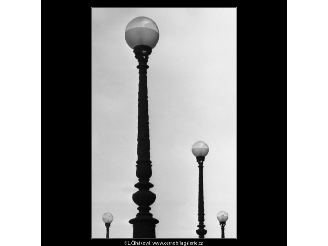 Kopule lamp (2541), Praha 1963 září, černobílý obraz, stará fotografie, prodej