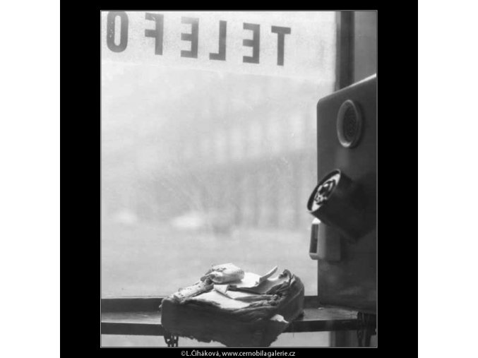 Seznam v telefonní budce (2615), žánry - Praha 1963 prosinec, černobílý obraz, stará fotografie, prodej
