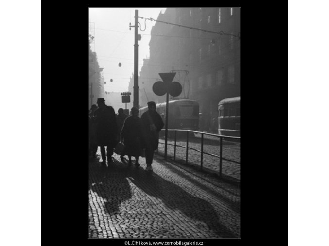 Z Vodičkovy ulice (2676-2), Praha 1964 únor, černobílý obraz, stará fotografie, prodej