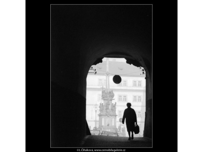 Průhled průchodem (2696), Praha 1964 únor, černobílý obraz, stará fotografie, prodej