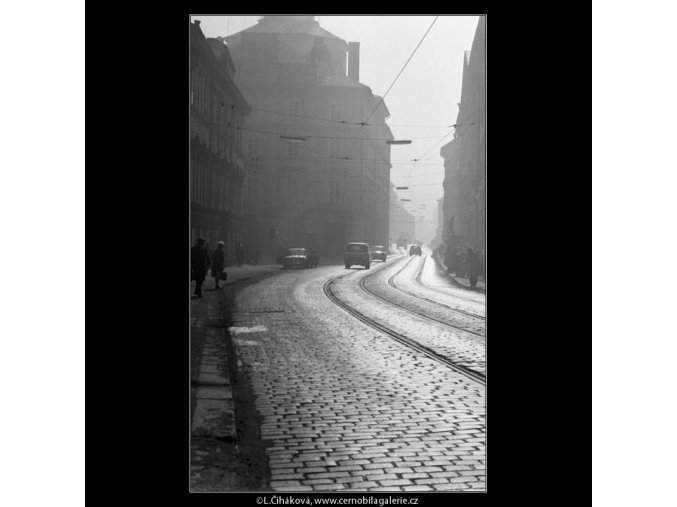 Karmelitská ul. v poledne (2709-1), Praha 1964 únor, černobílý obraz, stará fotografie, prodej