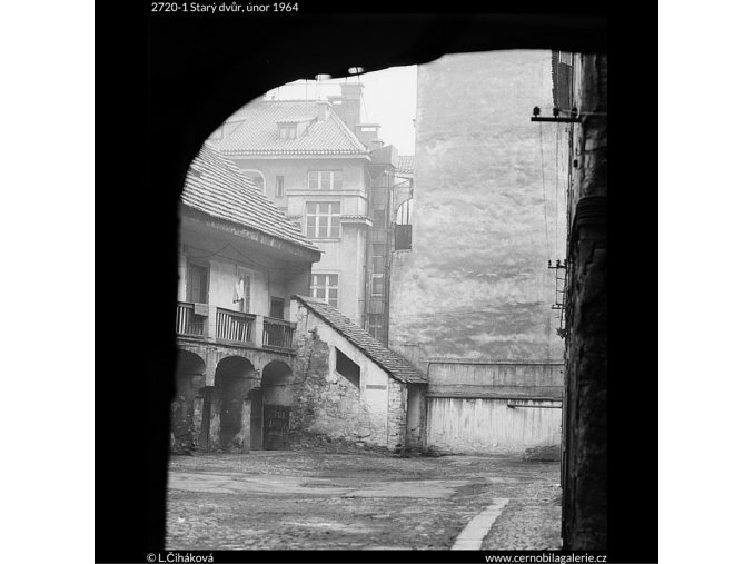 Starý dvůr (2720-1), Praha 1964 únor, černobílý obraz, stará fotografie, prodej