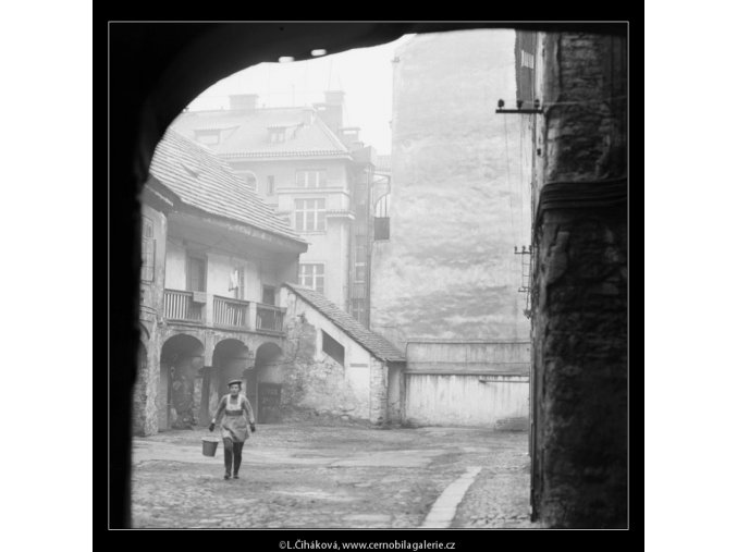 Starý dvůr (2720-2), Praha 1964 únor, černobílý obraz, stará fotografie, prodej