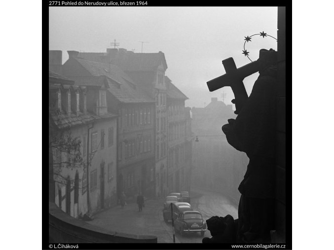 Pohled do Nerudovy ulice (2771), Praha 1964 březen, černobílý obraz, stará fotografie, prodej