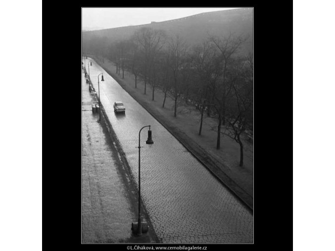 Vozovka a lucerny (2790-1A), žánry - Praha 1964 duben, černobílý obraz, stará fotografie, prodej