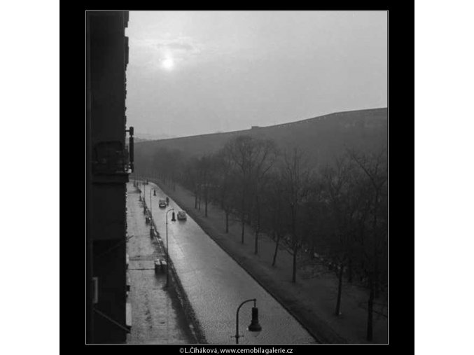 Vozovka a lucerny (2790-2B), žánry - Praha 1964 duben, černobílý obraz, stará fotografie, prodej
