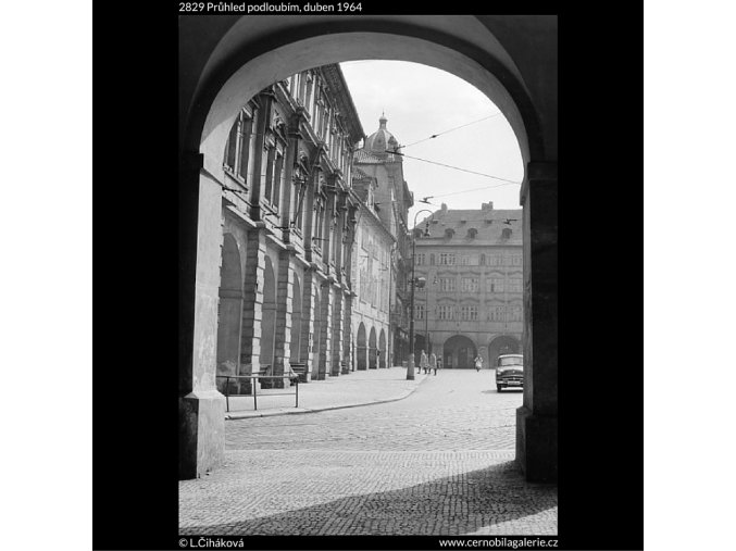 Průhled podloubím (2829), Praha 1964 duben, černobílý obraz, stará fotografie, prodej