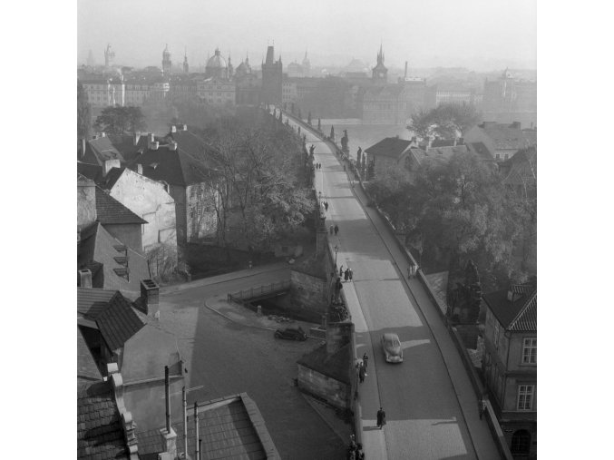 Karlův most z věže (41-12), Praha 1958 , černobílý obraz, stará fotografie, prodej