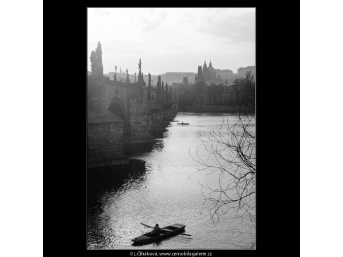 Pohled na Karlův most (2838-1), Praha 1964 duben, černobílý obraz, stará fotografie, prodej