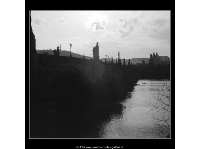 Pohled na Karlův most (2838-2), Praha 1964 duben, černobílý obraz, stará fotografie, prodej