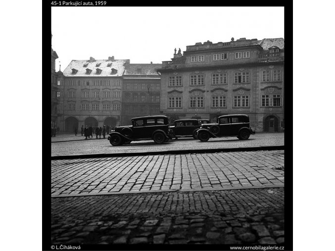 Parkující auta (45-1), Praha 1959 , černobílý obraz, stará fotografie, prodej