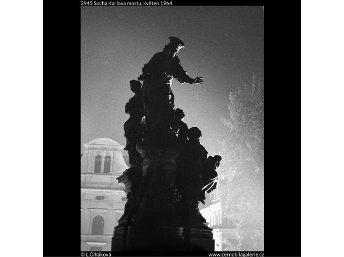 Socha Karlova mostu (2945), Praha 1964 květen, černobílý obraz, stará fotografie, prodej