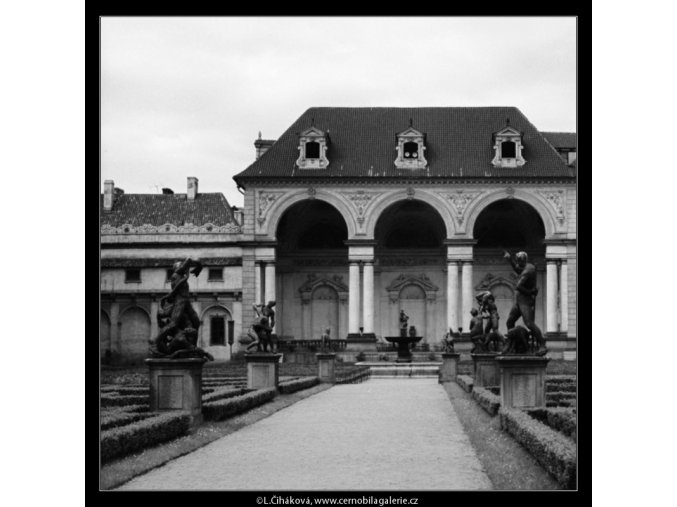 Z Valdštejnské zahrady (2946-2), Praha 1964 červen, černobílý obraz, stará fotografie, prodej