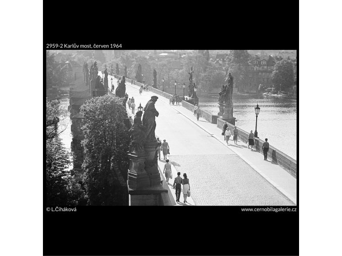 Karlův most (2959-2), Praha 1964 červen, černobílý obraz, stará fotografie, prodej