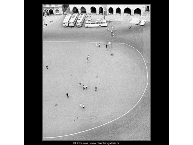 Lidé na náměstí (2976-4), Praha 1964 červen, černobílý obraz, stará fotografie, prodej