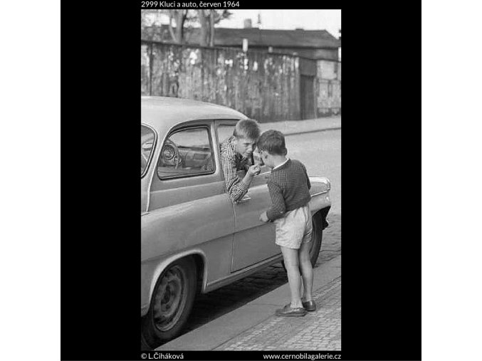 Kluci a auto (2999), žánry - Praha 1964 červen, černobílý obraz, stará fotografie, prodej