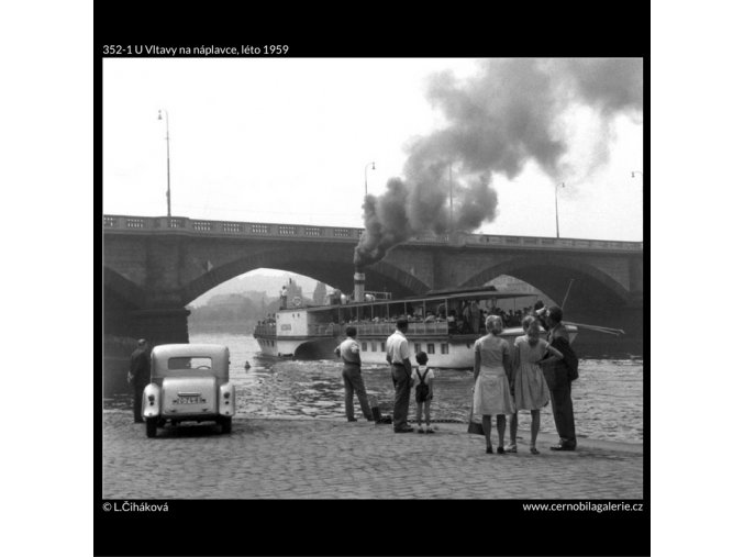 U Vltavy na náplavce (352-1), Praha 1959 léto, černobílý obraz, stará fotografie, prodej