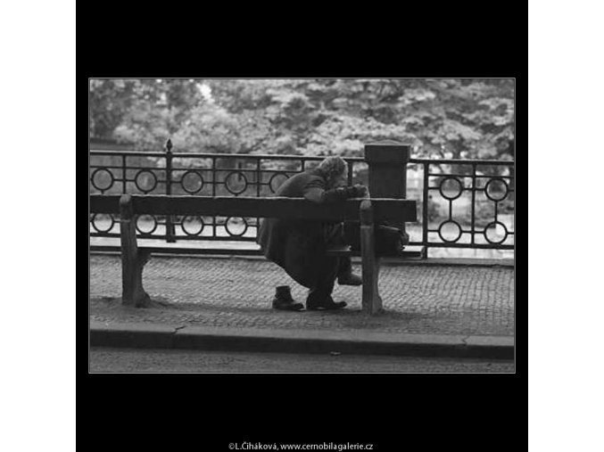Stařec na lavičce (3051), žánry - Praha 1964 červenec, černobílý obraz, stará fotografie, prodej