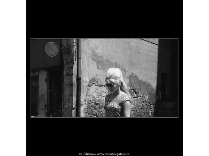 Zamyšlená dívka (3077), žánry - Praha 1964 červenec, černobílý obraz, stará fotografie, prodej