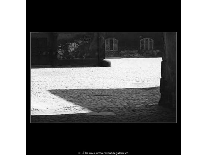 Stíny na dlažbě (3085), žánry - Praha 1964 červenec, černobílý obraz, stará fotografie, prodej