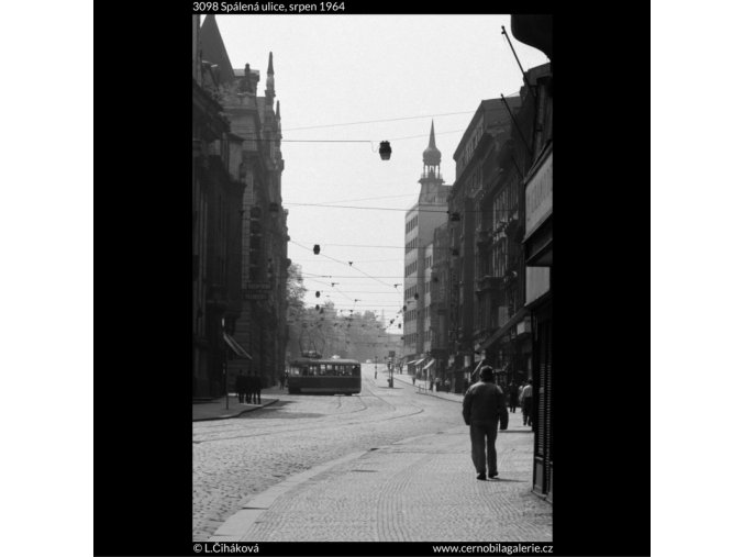 Spálená ulice (3098), Praha 1964 srpen, černobílý obraz, stará fotografie, prodej