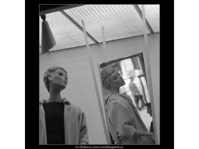 Figurina z výlohy v zrcadle (3120-2), žánry - Praha 1964 srpen, černobílý obraz, stará fotografie, prodej