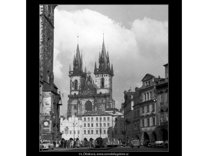 Týnský chrám a Staroměstské náměstí (459), Praha 1960 únor, černobílý obraz, stará fotografie, prodej