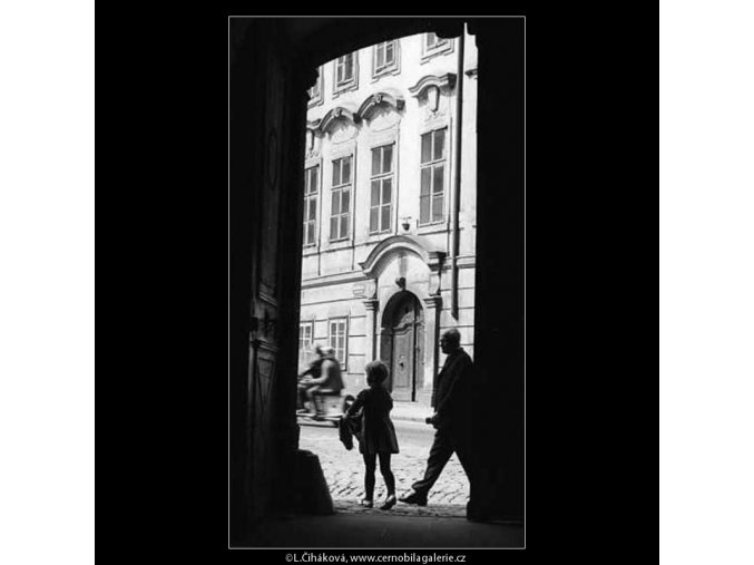 Děvčátko ve dveřích (3140), žánry - Praha 1964 srpen, černobílý obraz, stará fotografie, prodej