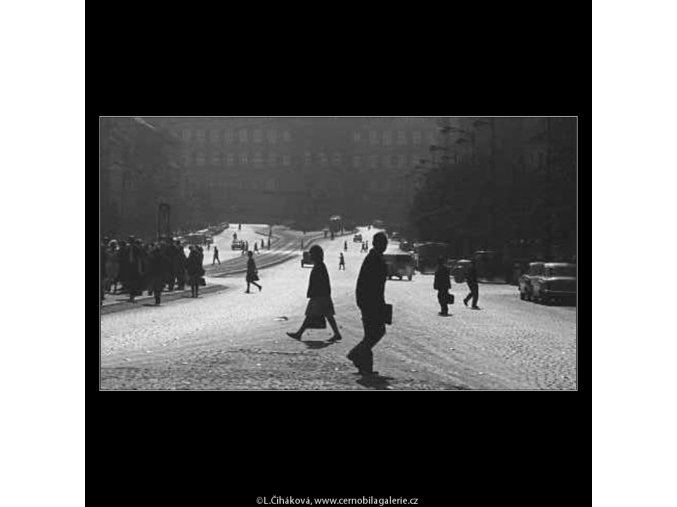Ná náměstí (3195), žánry - Praha 1964 září, černobílý obraz, stará fotografie, prodej