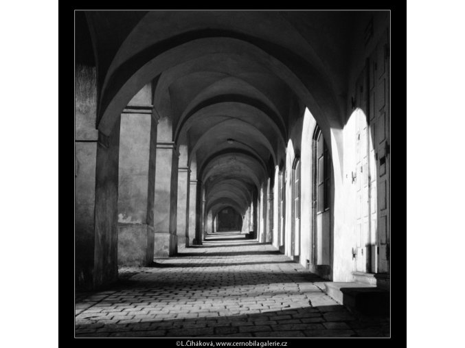 Průhled podloubím (560-1), Praha 1959 , černobílý obraz, stará fotografie, prodej