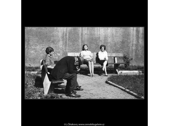 Lidé na lavičce (3212), žánry - Praha 1964 září, černobílý obraz, stará fotografie, prodej