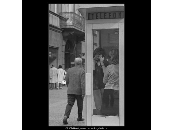 V telefonní budce (3247), žánry - Praha 1964 září, černobílý obraz, stará fotografie, prodej