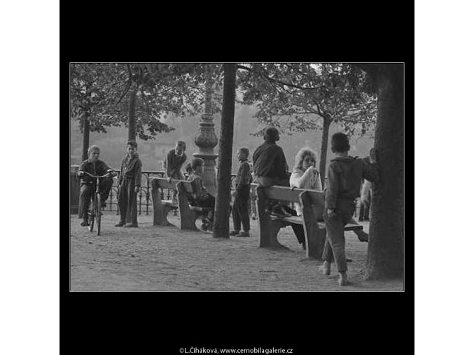 V pohybu (3250), žánry - Praha 1964 říjen, černobílý obraz, stará fotografie, prodej