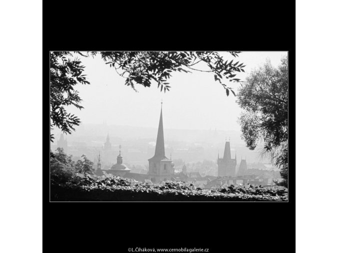 Věže za zídkou (3267-8), Praha 1964 říjen, černobílý obraz, stará fotografie, prodej